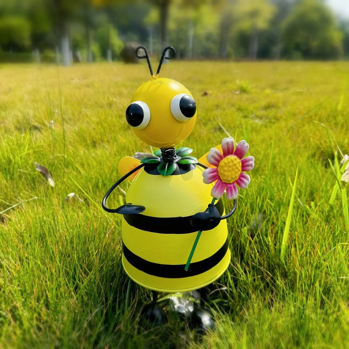 Metal Bee Garden Statue & Outdoor Figurine