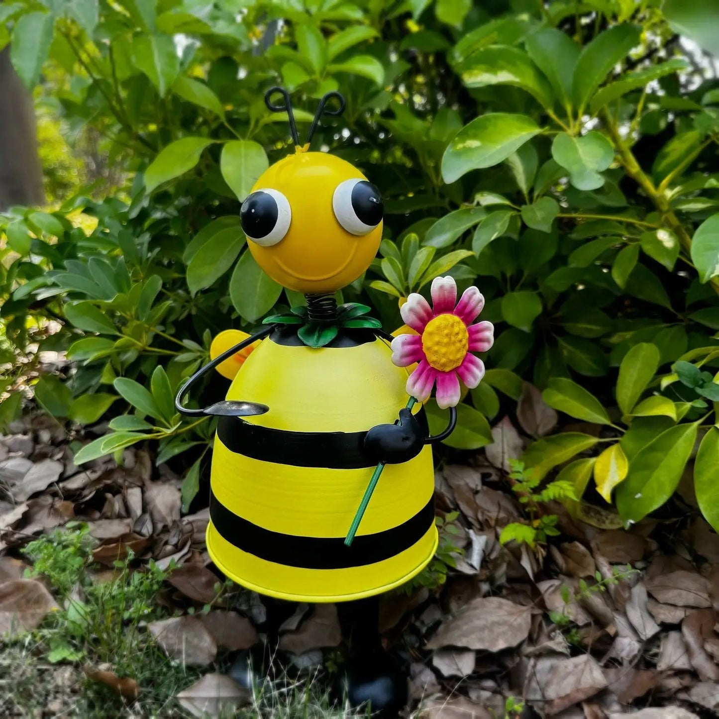 Metal Bee Garden Statue & Outdoor Figurine